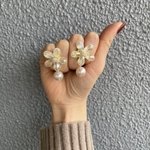 キラキラフラワーパールピアス　clear White
