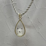 ●49　レジン　白ネコ　組みひもネックレス　ねこ　猫
