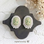 グリーンカメオ×パールのビーズ刺繍耳飾り❇ピアスorイヤリング【金属アレルギー対応】〔アンティーク ヴィンテージ レトロ 白 ホワイト お呼ばれ フォーマル アクセサリー 大振り アクセサリー〕