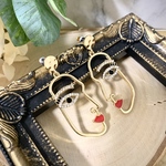 顔モチーフのピアス　キラキラメイク