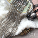 在庫処分〔1連・約70個〕8x6mm　 電気メッキ ガラスビーズ　連売り 多面カット　ライトグレー