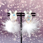 コロンとうさぎの雪舞うイヤリング　レジン　ラビット　冬　クリスマス　プレゼント　ギフト　ミンクファー