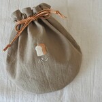 素朴なパン　刺繍　巾着　カフェオレ色