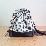 【冬SALE】20％OFF　レザーとダルメシアン　リボン巾着ショルダーバッグ　ポシェット　サコッシュ　肩掛け　斜めがけ　本革　牛革　クリスマス　アニマル柄　秋冬　　514