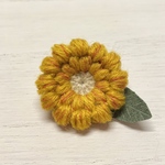 黄色のお花が咲きました！小さな毛糸のブローチ