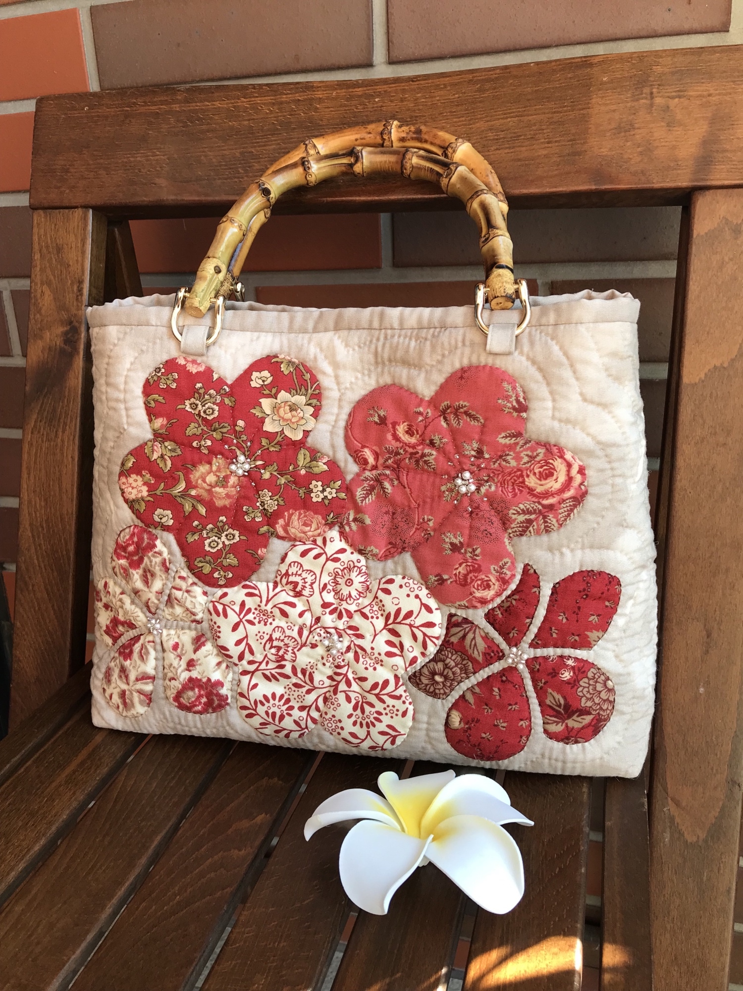 再販)ハワイアンキルト🌺プルメリアのトートバック(マロン