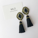 ブラックストーンと刺繍のタッセルピアス/イヤリング(ブラック)