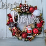 クリスマス　プレゼントを担いだサンタのクリスマスリース   可愛いロゴのクリスマスリース