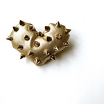 ぷっくりハートゴールドスタッズブローチ