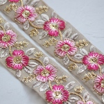 インド刺繍リボンᢂ シフォンフラワー【ベージュベースピンク】インド刺繍/刺繍リボン/シルクリボン/トリム/ブレード/ジャガードリボン/チロリアンテープ/チュールレース