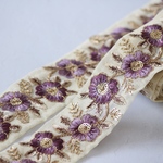 インド刺繍リボンᢂ シフォンフラワー【ベージュベースパープル】インド刺繍/刺繍リボン/シルクリボン/トリム/ブレード/ジャガードリボン/チロリアンテープ/チュールレース