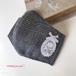 💓ワイド幅　ウォームグレンチェックグレーと国産ダブルガーゼで作った立体マスク　ローズ刺繍コットンレースモチーフ &ペールグレーリボン　ペールブルーグレーパールビーズ　ポケットタイプ
