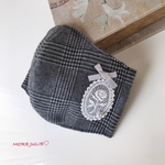 💓ウォームグレンチェックグレーと国産ダブルガーゼで作った立体マスク　ローズ刺繍コットンレースモチーフ &ペールグレーリボン　ペールブルーグレーパールビーズ　ポケットタイプ