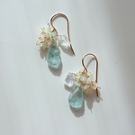 氷のような天然石のピアス