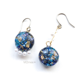 煌めく青とパールのピアス　/青/ブルー/パール/アシンメトリー/ピアス/キラキラ/小ぶり/揺れる/blue/丸/夜空/海/宇宙/チタン/送料込み