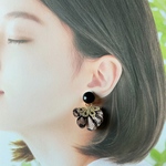 Black×ピンクベージュ　大人かわいいフリルのイヤリング