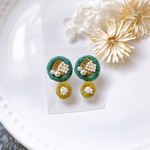 丸Greenのビーズ刺繍ピアス