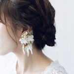 cocon お花のイヤーフック(フェザーベージュ)