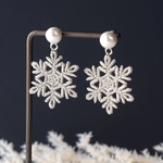 雪の結晶 刺繍レースピアス/イヤリング コットンパール 《金具交換可》クリスマス