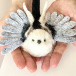 ほぼ実物大＊羽ばたきシマエナガ/羊毛フェルト　ぬいぐるみ　リアル　オブジェ