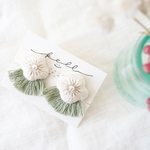 刺繍イヤリング【 flower frange 】/ 白 × くすみ緑