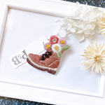 秋冬ブーツとピンク丸花  ビーズ刺繍ブローチ