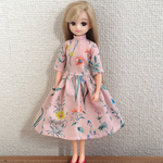 くすみピンクの花柄ワンピース