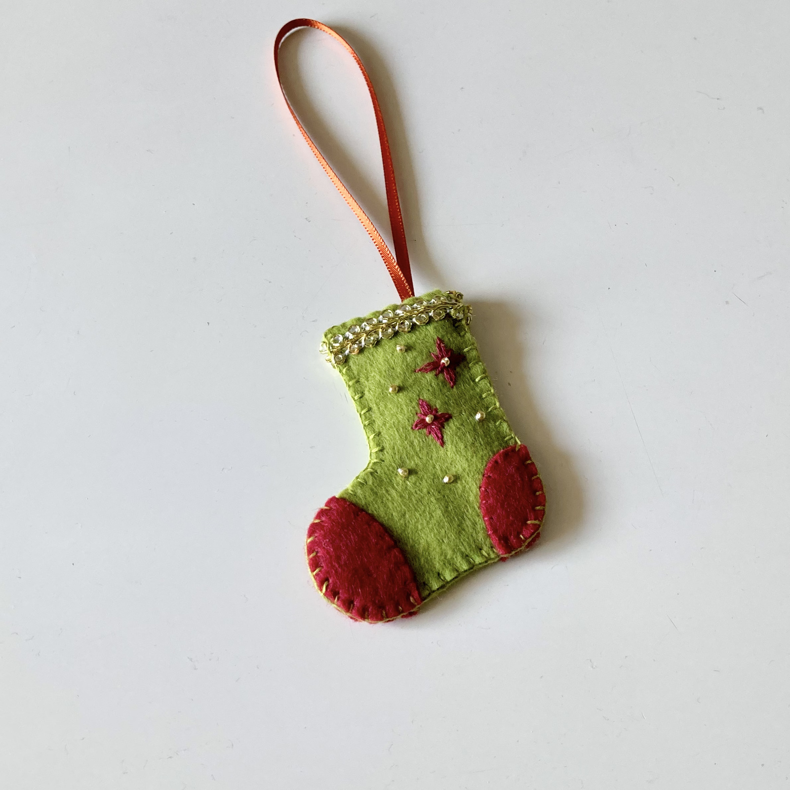 フエルト素材にビーズや刺繍で彩った クリスマスオーナメント