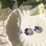 天然石 ラピスラズリ や かすみ草 ドライフラワー の レジン ピアス/イヤリング 小ぶり