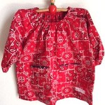 赤いバンダナ柄の幼稚園スモック（収納用袋付き）