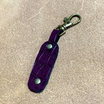 濃い紫のクロコ型押し革の小さなキーホルダー