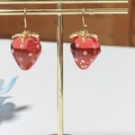 【再販】ツヤツヤのいちごピアスorイヤリン🍓(レッド)