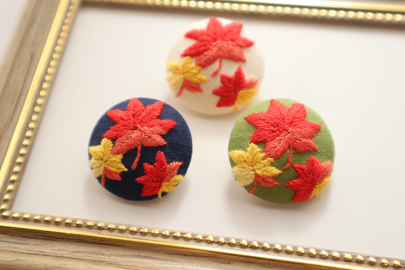 くるみボタン刺繍ブローチ　秋桜と千日紅のブローチ　handmade くるみボタン刺繍ブローチ 秋桜と千日紅のブローチ handmade