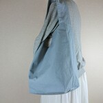 【SALE】30％OFF☆幅広ショルダー＊やわらかキャンバス＊たっぷりマチのワンハンドルバッグ（サックス）くすみブルー