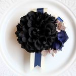 ブラックダリアとバイカラーアジサイのリボンコサージュ