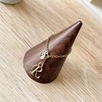 **チェーンリング**イニシャル＆スワロフスキー付き クリスタル×ゴールド ステンレス〈リング1本価格〉