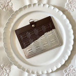 ストラップなし：革のビターチョコ・カードホルダー（銀の包み紙）