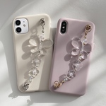 ▷iPhone13シリーズ対応◁大きな蝶々とお花のスマホチェーンつきiPhoneケース　アイボリー/くすみピンク