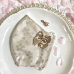 再販８♡チャーム付き桜マスク　桜  マスク　不織布が挟めるフィルターポケット付き  普通サイズ  立体マスク　上品　オールシーズン 和装 卒園式  卒業式  入園式  入学式  結婚式  ホワイトデー