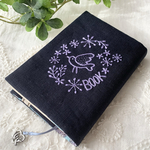 刺繍ブックカバー文庫本　鳥と小花のリース濃紺