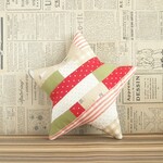 星形クッション 27×27cm（クリスマスカラー）パッチワークのガーゼクッション