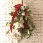ユーカリのクリスマススワッグ (コットンフラワー)