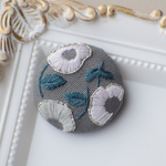 くるみボタン　ヘアアクセ　刺繍ヘアゴム　ボタニカル　銀糸　ブローチ　花