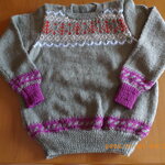 オリーブグリーンの編み込みセーター