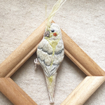 刺繍★ブローチ★ちょこんと留るよ　ふさふさ頭のオカメインコ