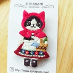 [絵本シリーズ]赤ずきん猫ちゃんのブローチ