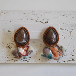 ブラウンマーブルしずくのビーズ刺繍×刺繍リボンピアス　イヤリング