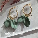 【フラワーピアス】チタンピアス/くすみカラー/ゴールドピアス/花びらチャーム/花びらアクセサリー/揺れるピアス/大人可愛い/ピアス　秋冬/ピアス　大ぶり/ピアス　シンプル
