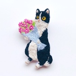 花束を持った猫の刺繍ブローチ