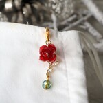 揺れる深紅の薔薇（ばら）のマスクチャーム🌹